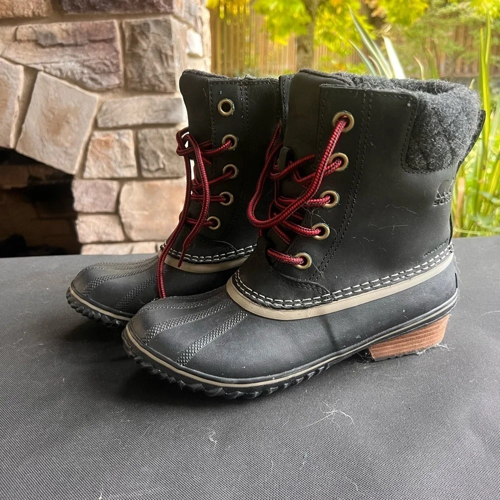 Sorel Charcoal Slimpack ll Lace Boots with Crimson Details NWOT. Never Worn 8